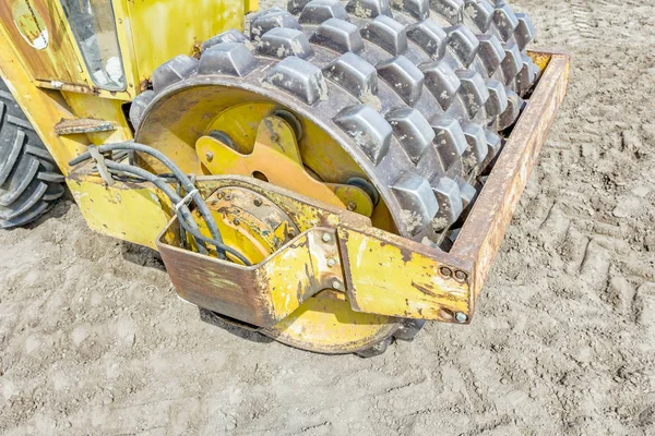Hatalmas úthenger tüskék a tömörítés talaj építése — Stock Fotó