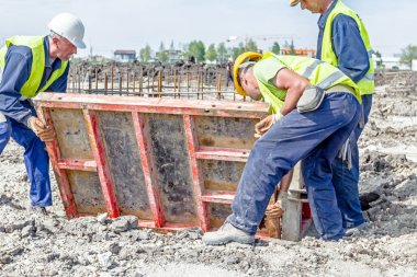 İşçilerin bir kalıp takviye ile mesh concreti için derleme gerekli