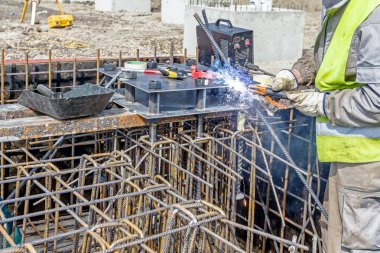 Metal iskelet montajı, kaynakçı bağlı güçlendiren ro kaynak