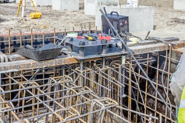Metal iskelet montajı, kaynakçı bağlı güçlendiren ro kaynak