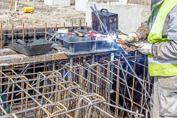 Montaje de esqueleto de metal, soldador es soldadura atado refuerzo ro — Foto de Stock