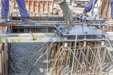 Betonarme temel kalıp içinde dökme