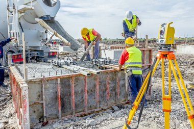 Betonarme temel kalıp içinde dökme