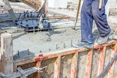 Betonarme temel kalıp içinde dökme
