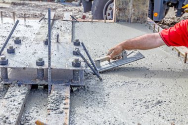 İşçi Beton dökme sonra seviyelendirme