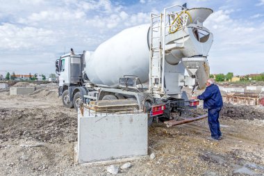 İşçi yıkama, onun Beton Mikser trafiği için ambalaj