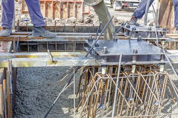 Pouring reinforced concrete in foundation mold — Stock Photo, Image