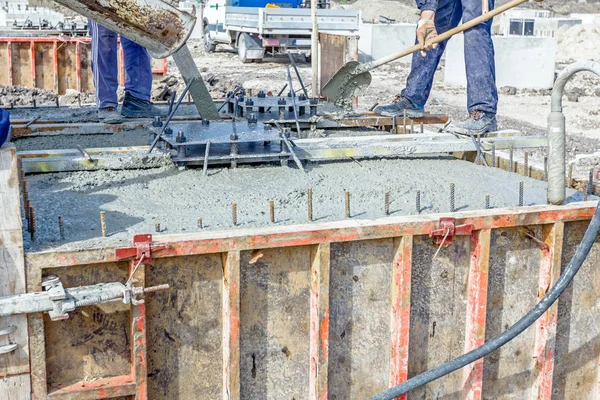 Despejando concreto armado no molde de fundação — Fotografia de Stock