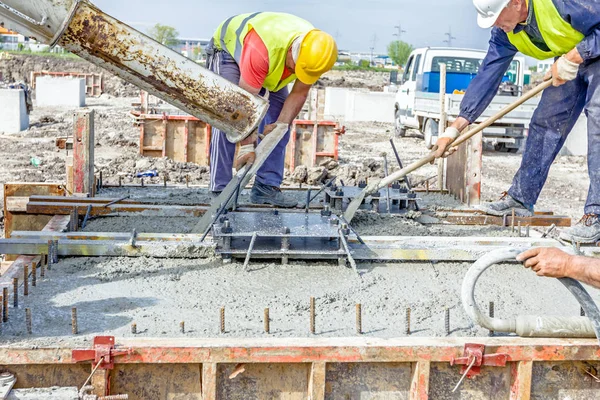 Pouring reinforced concrete in foundation mold — Stock Photo, Image