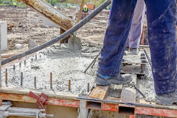 Verter hormigón armado en el molde de cimentación — Foto de Stock