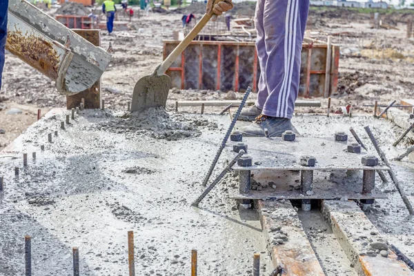 Despejando concreto armado no molde de fundação — Fotografia de Stock