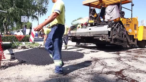 Werknemers zijn met behulp van schoppen voor het verwijderen van overtollige asfalt, asfalt. — Stockvideo