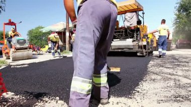 Kürek işçilerle kazık asfalt fazlalığı ile yapıyoruz.
