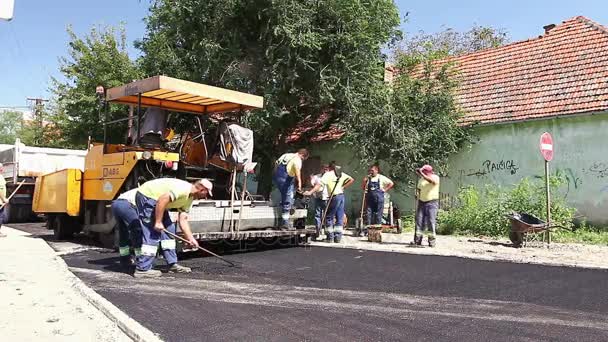 Parní válec je rozřezávání a šíření asfaltu po Nanášečka. — Stock video
