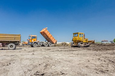 Damperli kamyon toprak boşaltma