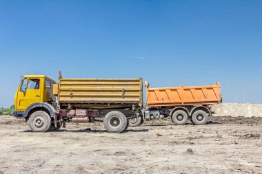 Damperli kamyon toprak boşaltmaya geriye doğru gidiyor
