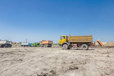 Damperli kamyon toprak boşaltmaya geriye doğru gidiyor