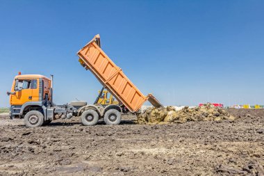 Damperli kamyon toprak boşaltma