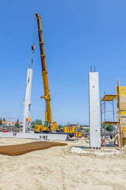 Mobil vinç büyük salona beton kiriş taşıyor