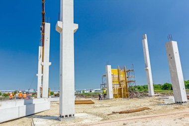 Riggers, işçi Betonlama için derleme büyük kalıp vardır.