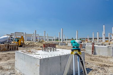 Geodesist aygıt fotoğraf makinesi tripod üzerinde toplam istasyon ile bağlı.