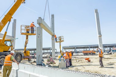 Çalışan insanlar ile yüksek yükseltilmiş kiraz seçici.