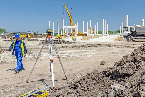 Väg-och vattenbyggnadsingenjörs instrument, teodolit, utrustning för lantmäteri. — Stockfoto