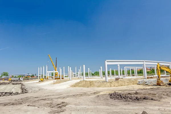 Pilares de hormigón de nuevo edificio con un hermoso cielo . — Foto de Stock