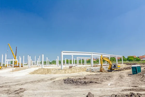 Güzel bir gökyüzü ile yeni yapı beton sütunlar.