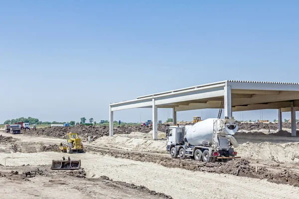 Mezclador de hormigón que pasa sobre el sitio de construcción — Foto de Stock