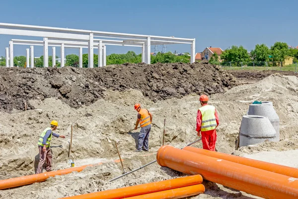 Colocación de nuevos tubos de plástico en el suelo — Foto de Stock