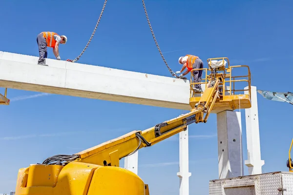 Çalışan insanlar ile yüksek yükseltilmiş kiraz seçici.