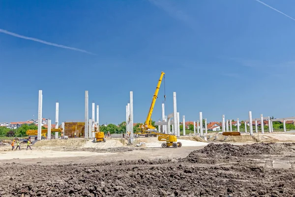 Yeni yapı kumlu zemin beton sütunlar 