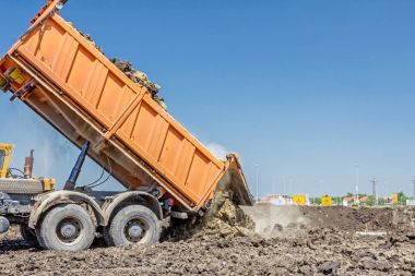 Damperli kamyon toprak boşaltma