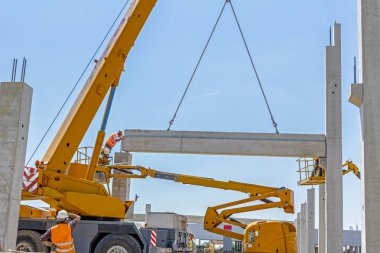 Mobil vinç büyük salona beton kiriş taşıyor