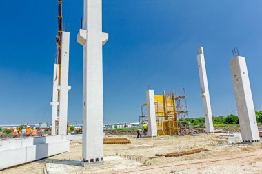 Riggers, işçi Betonlama için derleme büyük kalıp vardır