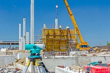 Geodesist aygıt fotoğraf makinesi tripod üzerinde toplam istasyon ile bağlı.