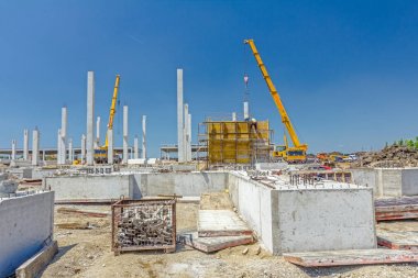 Vinç riggers ile çalışma, işçilerin derleme büyük kalıp Betonlama için gerekli.