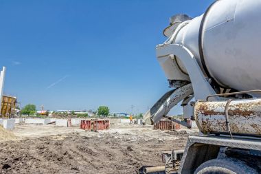 Beton mikseri, içine dökme için hazır arka yan görünüm.