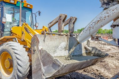 Buldozer Kepçe içine dökme beton sürecinde kamyon Mikser.