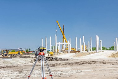 İnşaat mühendisi'nın aleti, teodolit, arazi ölçme için donatım.