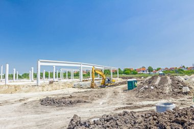 Yeni yapı beton sütunlar.