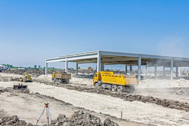 Site oluşturma üzerinden geçen Damper kamyon gidiyor