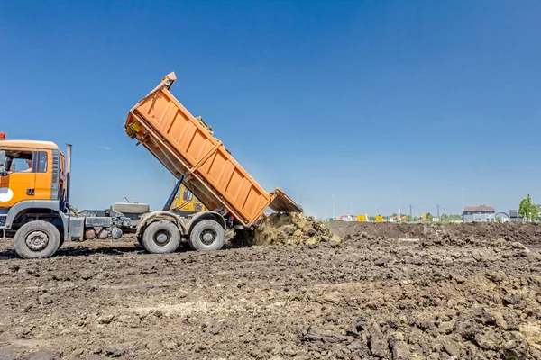 Dump truck is unloading soil — Stock Photo, Image