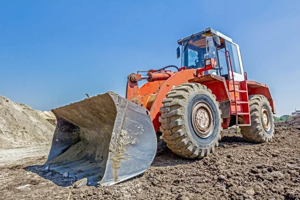 Bulldozer está fazendo pilha de solo, puxando chão em pilha no local de construção . — Fotografia de Stock