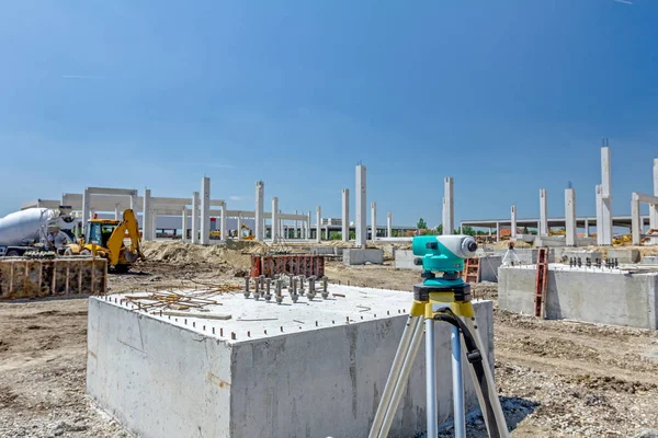 El dispositivo geodésico en el trípode está conectado con la estación total . —  Fotos de Stock