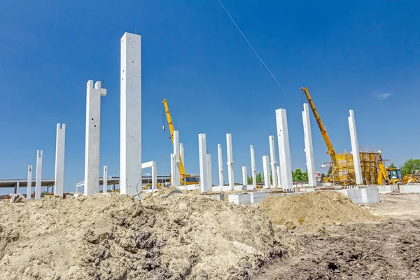 Betonnen pijlers van het nieuwe gebouw met een mooie hemel. — Stockfoto