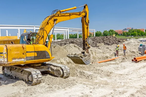 Graafmachine is graven op de bouwplaats. — Stockfoto