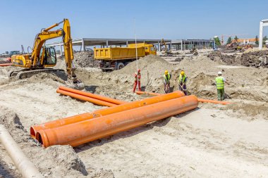 Yeni plastik boru zemine yerleştirilmesi