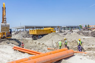 Yeni plastik boru zemine yerleştirilmesi.